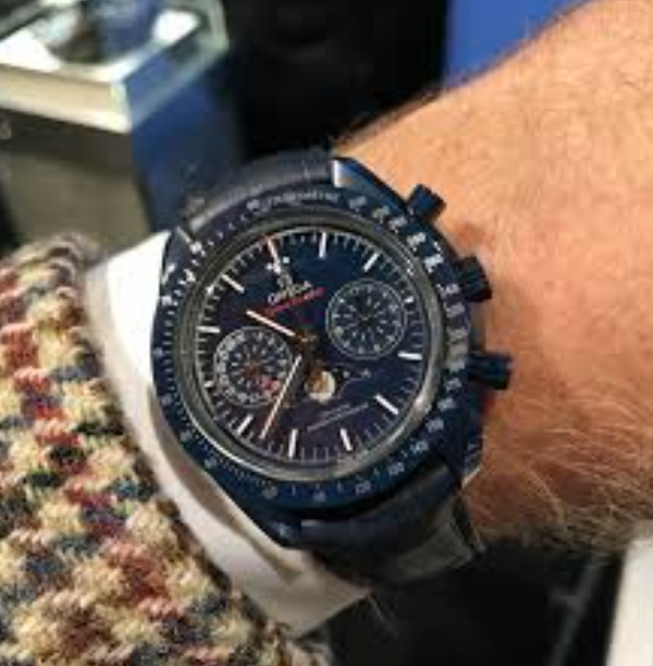 Jam tangan dengan bezel ceramic